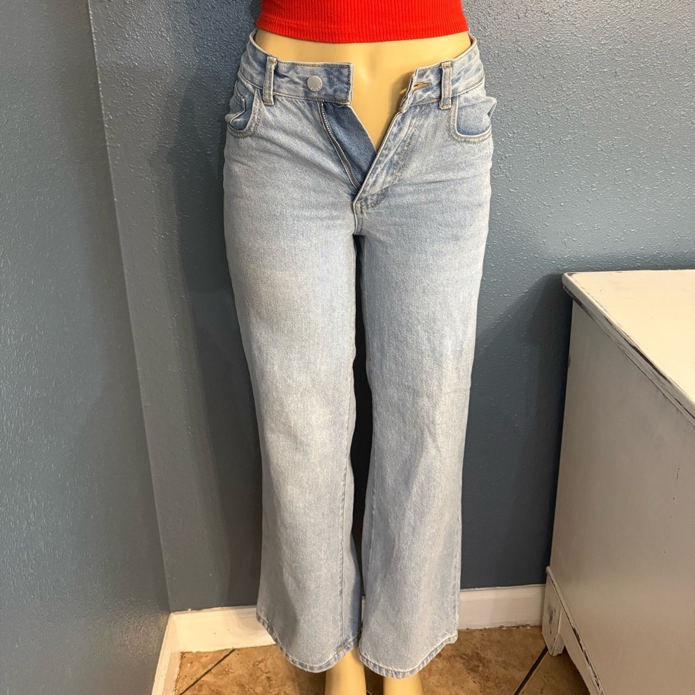 SHEIN Blue Denim Jeans with Classic Wash and Contrast Stitching